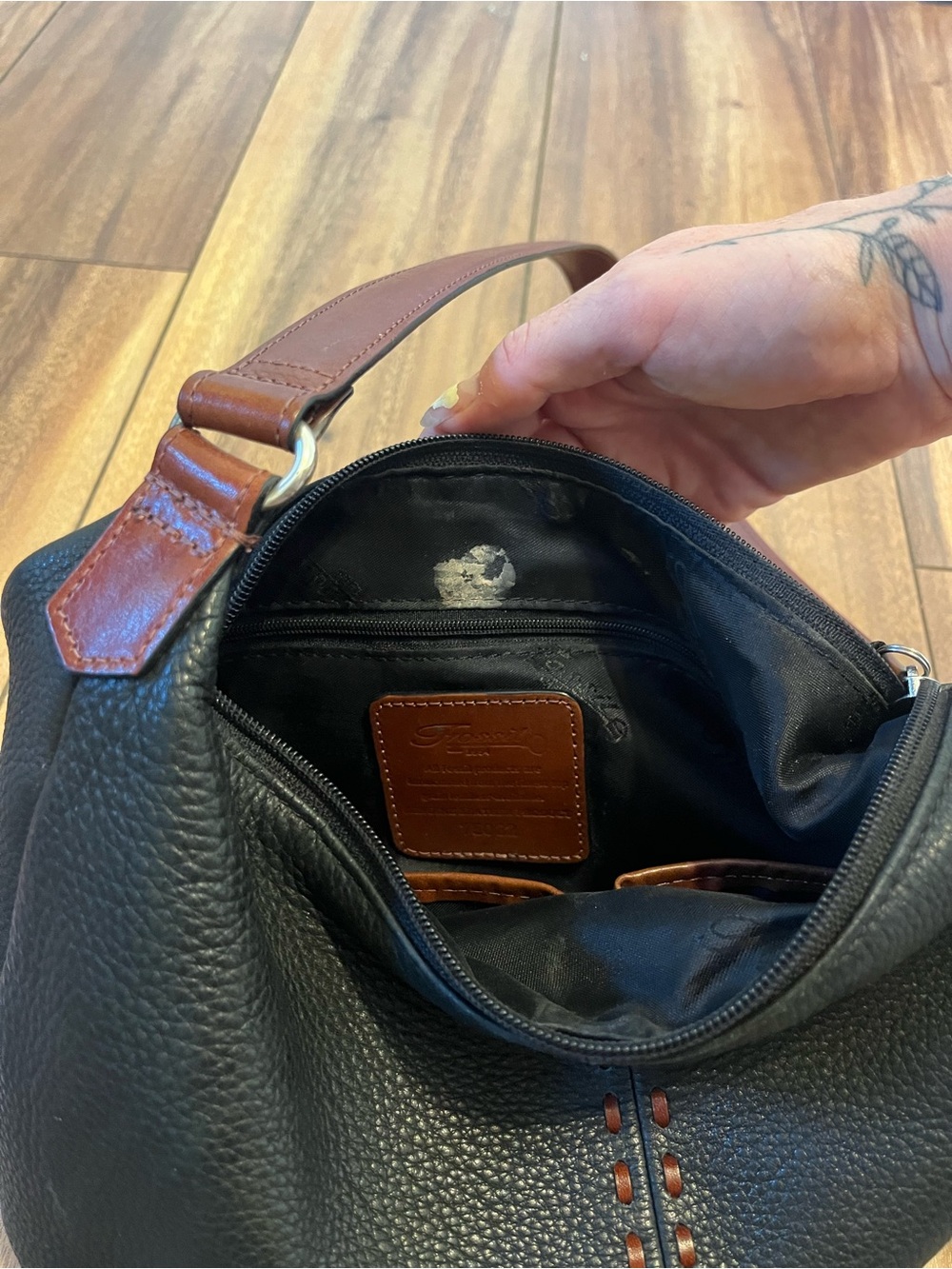 Small Black pebbled leather fossil shoulder bag with brown stitching - Picture 6 of 7